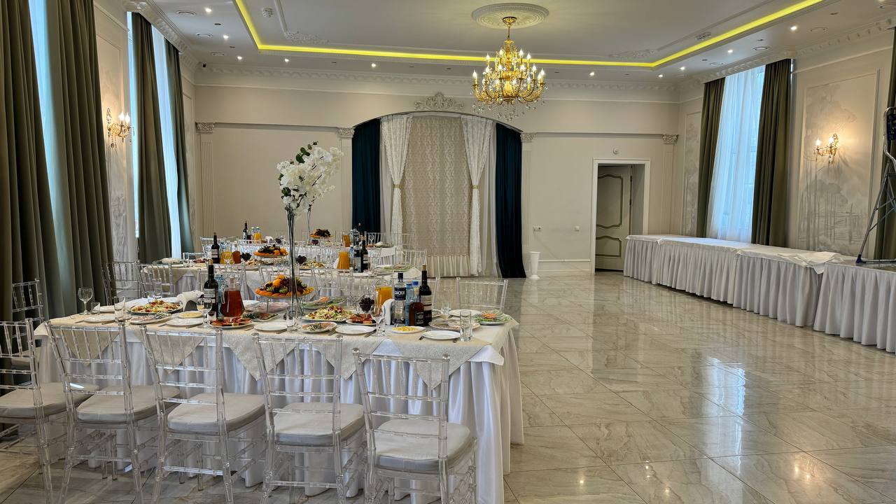 Столы и сервировка в зале Марсель