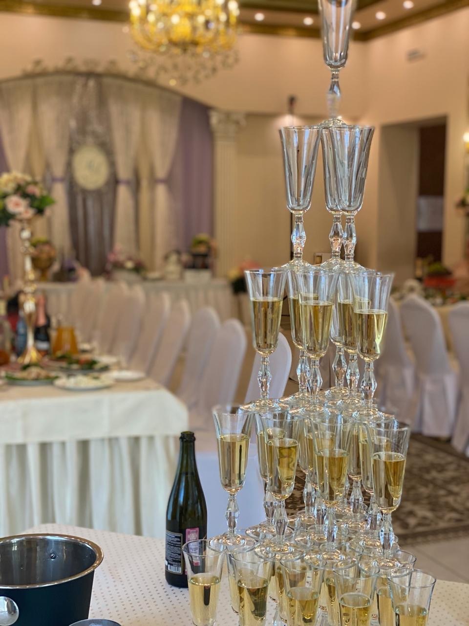 Зал Париж с праздничной сервировкой