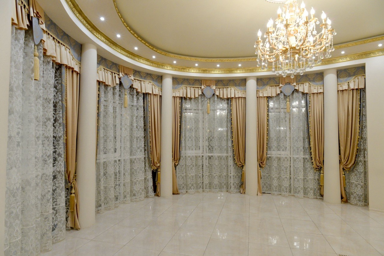 Просторная часть зала Париж